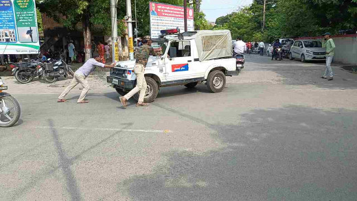 धक्का मार पुलिस जीप, पुलिसिया व्यवस्था पर उठे सवाल